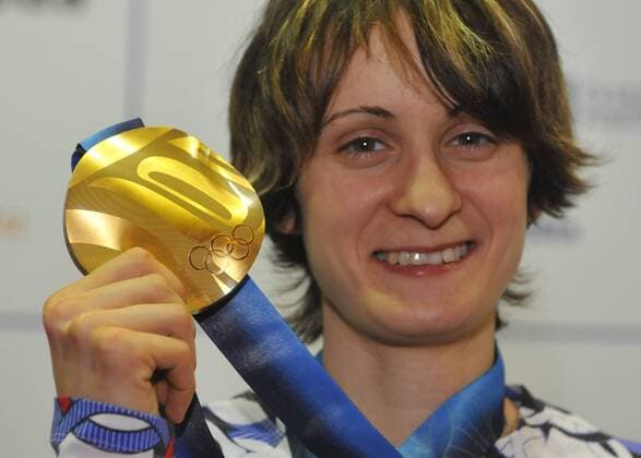 Martina Sablikova (CZE) poses with gold medal from the women s 3,000 meter race at the Vancouver 2010 Olympics, in Vancouver, Canada on Sunday, Feb. 14, 2010. (CTKxPhoto xRomanxVondrous)  CTKPhoto648201002150274001 o0 Freude Sieg Olympiasieg Medaille Gold Goldmedaille Objekte Jubel