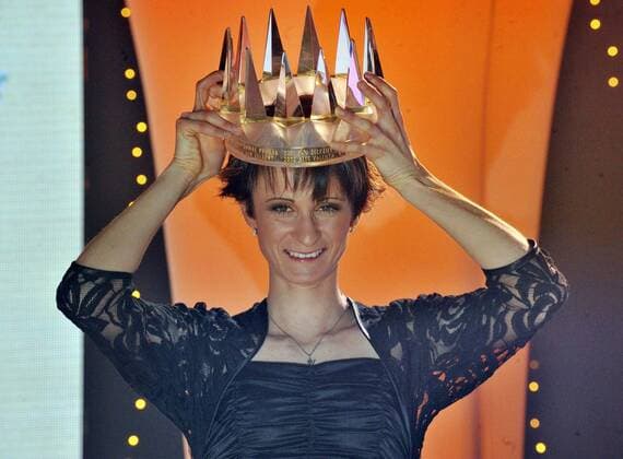 Speed skater Martina Sablikova poses during photocall after won Czech sportsman of the Year award in Prague, December 22, 2009. (CTKxPhoto MichalxDolezal)  CTKPhoto662200912220721701 o0 Krone Trophäe Ehrung o0 privat