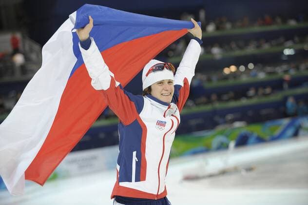 Martina SABLIKOVA, CZE, jubelt mit der Tschechischen Nationalflagge, Ehrenrunde, 3000 m der Frauen, am 14.02.2010 XXI. Olympische Winterspiele 2010, o0 Sieg Olympiasieg Freude Jubel