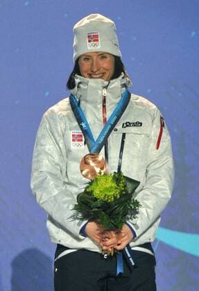 Bronze medalist Norway s Marit Bjoergen poses with her medal during the victory ceremony for the Women s Cross-Country Skiing 10 km Free competition at the 2010 Vancouver Winter Olympics, at Whistler Creekside in Whistler, Canada, February 15, 2010.  OLY20100215384 o0 Siegerehrung Medaille Bronze Objekte Freude o00 Medal Plaza