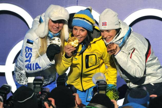 Gold medalist Sweden s Charlotte Kalla (C), silver medalist Estonia s Kristina Smigun-Vaehi (L) and bronze medalist Norway s Marit Bjoergen pose during the victory ceremony for the Women s Cross-Country Skiing 10 km Free competition at the 2010 Vancouver Winter Olympics, at Whistler Creekside in Whistler, Canada, February 15, 2010.  OLY20100215374 o0 Olympiasieg Sieg Siegerehrung Medaille Objekte Freude o00 Medal Plaza
