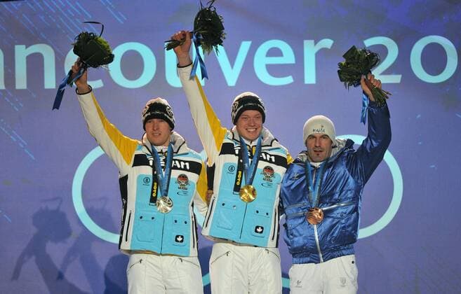 Gold medalist Germany s Felix Loch (C), silver medalist Germany s David Moeller (L) and bronze medalist Italy s Armin Zoeggeler pose during the victory ceremony for the Men s Single Luge competition at the 2010 Vancouver Winter Olympics, at Whistler Creekside in Whistler, Canada, February 15, 2010.  OLY20100215386 o0 Olympiasieg Sieg Medaille Objekte Freude o00 Medal Plaza