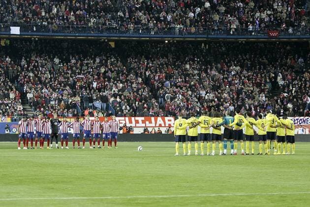 Atletico Madrid (red) vs FC Barcelona (yellow) - players to pay tribute in honor of Luis Molowny  (20100214326) Totale
