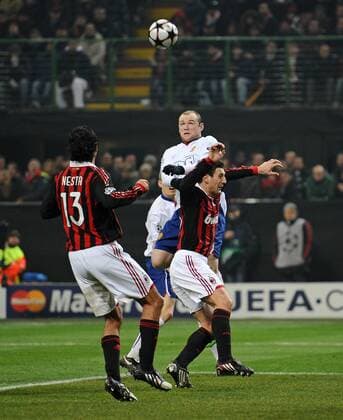 Wayne Rooney (white) of Manchester United scores their second goal vs AC Milan  o0 Tor