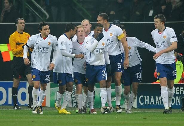 Manchester United s Paul Scholes (3L) celebrates his goal with his team mates 