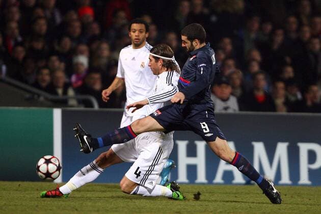 Olympique Lyon (blau) vs Real Madrid - Lisandro Lopez (OL) , Sergio Ramos (RM) - - Lyon - 16-02-10 EddyLEMAISTRExPanoramic 
