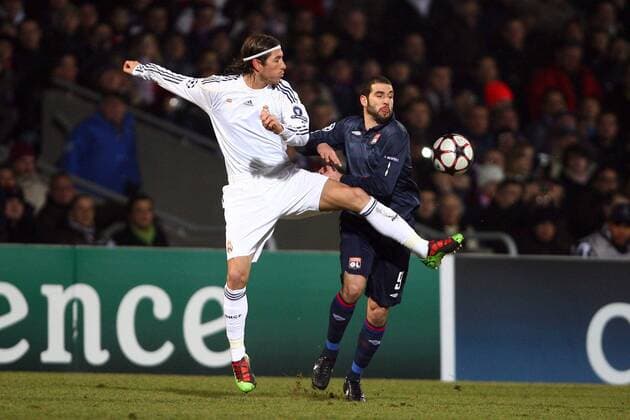 Olympique Lyon (blau) vs Real Madrid - Lisandro (OL) , Sergio Ramos (RM) - - Lyon - 16-02-10 EddyLEMAISTRExPanoramic 