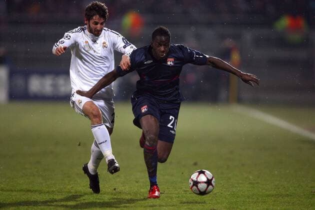 Olympique Lyon (blau) vs Real Madrid - Aly Cissokho (OL) , Esteban Granero (RM) - - Lyon - 16-02-10 EddyLEMAISTRExPanoramic 