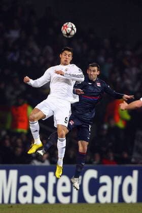 Olympique Lyon (blau) vs Real Madrid - Anthony Reveillere (OL) gegen Cristiano Ronaldo (RM) - Lyon - 16-02-10 EddyLEMAISTRExPanoramic