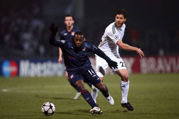 Olympique Lyon (blau) vs Real Madrid - Sydney Govou (OL) gegen Xabi Alonso (RM) - Lyon - 16-02-10 EddyLEMAISTRExPanoramic