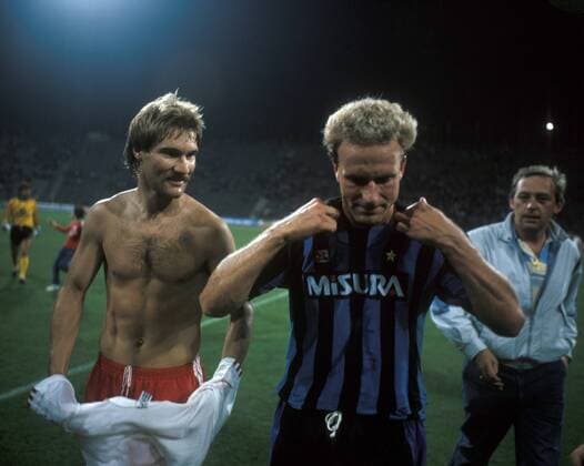 Wolfgang Grobe (Bayern, li.) und Karl Heinz Rummenigge (Inter Mailand) - Trikottausch - DEUTSCHSPRACHIGE SPORTZEITSCHRIFTEN UND -ZEITUNGEN NUR NACH RÜCKSPRACHE Fußball Herren Saison 1984 1985, Test, Testspiel, FC Bayern München - Inter Mailand 1:1 Gruppe München