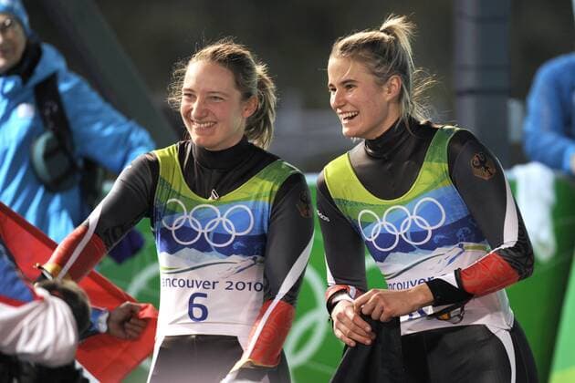 v.li: Tatjana HÜFNER, GER,1. Platz, Olympiasiegerin, und Natalie GEISENBERGER,GER, 3. Platz, Rodeln der Frauen, Luge, Jubel im Ziel,16.02.2010. XXI. Olympische Winterspiele 2010, vom 12.02. - 28.02.2010 in Vancouver Kanada. o0 Freude Sieg Olympiasieg