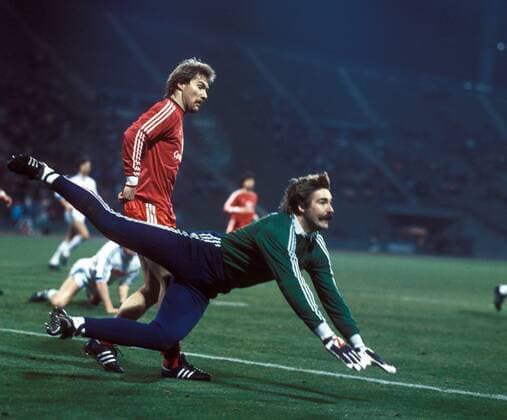 Torwart Ralf Zumdick (Bochum) gegen Wolfgang Grobe (Bayern) - DEUTSCHSPRACHIGE SPORTZEITSCHRIFTEN UND -ZEITUNGEN NUR NACH RÜCKSPRACHE Fußball 1. BL Herren Saison 1984 1985, FC Bayern München - VfL Bochum 2:2 Gruppe München Dynamik, Abwehr,
