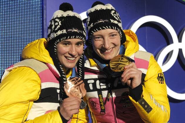 von links Natalie GEISENBERGER, GER, 3. Platz, Tatjana HÜFNER GER, 1. Platz, Olympiasiegerin, Siegerehrung, Rodeln der Frauen, Luge, Jubel, präsentieren ihre Medaillen,16.02.2010. XXI. Olympische Winterspiele 2010, vom 12.02. - 28.02.2010 in Vancouver Kanada. o0 Medaille, Gold, Objekte, Sieg, Sieger, Jubel, Freude, Bronze