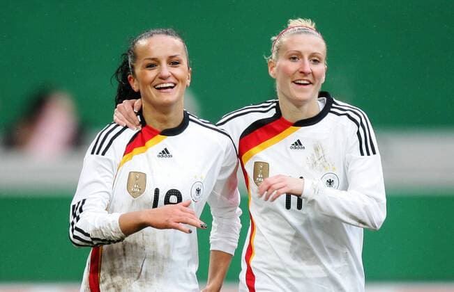 17.02.2010, Duisburg, Deutschland, Fussball Frauen Länderspiel, Deutschland - Nordkorea, Deutschlands Torschützin Fatmire Bajramaj (li.) jubelt mit Anja Mittag zum 1:0 o0 Jubel, Freude
