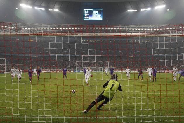 Franck RIBERY (Bayern) schiesst das Elfmetertor zum 1:0 gegen Fiorentinas Torwart Sebastien FREY FC Bayern Muenchen - AC Florenz, Fussball Champions League Achtelfinale Hinspiel am 17.02.2010, saison0910 o0 Hintertor, Hintertorkamera, Hintertorperspektive Tor Elfmeter ACF Fiorentina
