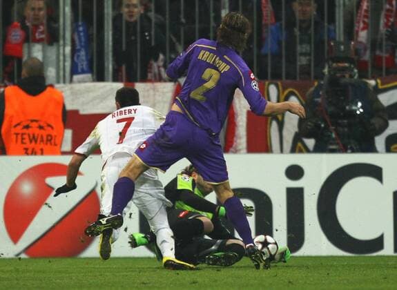 Foul zum 11m gegn Frank Ribery (Bayern 7) von Per KROLDRUP, FC Bayern Muenchen - AC Florenz ( - ) FC Bayern Munich - ACF Fiorentina Fussball Champions League, Achtelfinale , Heimspiel, Muenchen, 17.02.2010 CL Saison 2009 2010