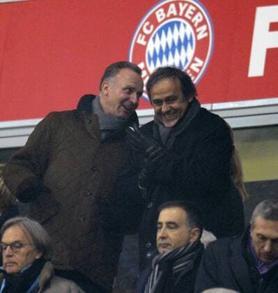 17.02.2010, Championsleague Achtelfinale Hinspiel, FC Bayern München - AC Florenz, in der Allianz-Arena München. Vorstandsvorsitzender Karl-Heinz Rummenigge (München, li.) und UEFA Präsident Michel Platini (FRA, re) auf der Tribüne. o0 Funktionär
