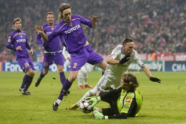 Per KROLDRUP (li.) und Fiorentinas Torwart Sebastien FREY foulen Franck RIBERY (Bayern), dafuer gab es Elfmeter FC Bayern Muenchen - AC Florenz, Fussball Champions League Achtelfinale Hinspiel am 17.02.2010, saison0910 o0 ACF Fiorentina