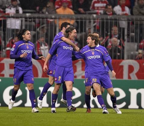 17.02.2010, Championsleague Achtelfinale Hinspiel, FC Bayern München - AC Florenz, in der Allianz-Arena München. Jubel. v.l. Juan Manuel Vargas (Florenz), Per Kroldrup (Florenz) und Mario Bolatti (Florenz). o0 ACF Fiorentina