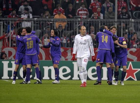17.02.2010, Championsleague Achtelfinale Hinspiel, FC Bayern München - AC Florenz, in der Allianz-Arena München. Arjen Robben (München) ist nach dem 1:1 geschockt. hinten Torjubel ACF Fiorentina o0 Jubel Freude