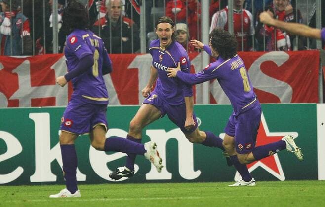 Torjubel und Jubel nach seinem Tor Per KROELDRUP, ACF Nr.2 nach seinem Tor zum 1-1, FC Bayern Muenchen - AC Florenz ( - ) FC Bayern Munich - ACF Fiorentina Fussball Champions League, Achtelfinale , Heimspiel, Muenchen, 17.02.2010 CL Saison 2009 2010