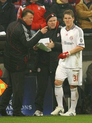 Trainer Cheftrainer Louis Van Gaal (FCB, li.) , Co-Trainer Hermann Gerland geben Bastian Schweinsteiger (Bayern 31) taktische Anweisungen Aenderungen waehrend des Spiels FC Bayern Muenchen - AC Florenz ( - ) FC Bayern Munich - ACF Fiorentina Fussball Champions League, Achtelfinale , Heimspiel, Muenchen, 17.02.2010 CL Saison 2009 2010