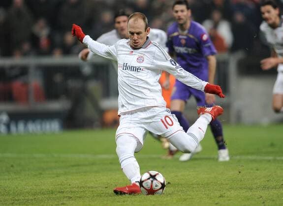 17.02.2010, Fussball, Saison 2009 2010, Champions League, Achtelfinale, FC BAYERN MÜNCHEN - AC FLORENZ Saison 2009 2010, Arjen Robben (Bayern München) verwandelt den Elfmeter zum 1-0 o0 Tor Elfmeter ACF Fiorentina