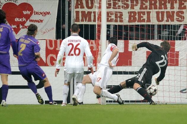 17.02.2010, Fussball, Saison 2009 2010, Champions League, Achtelfinale, FC BAYERN MÜNCHEN - AC FLORENZ Saison 2009 2010, Per Kroldrup (li.) erzielt mit diesem Schuss das Tor zum 1-1, Torhüter Hans-Jörg Butt (Bayern München) ist machtlos o0 ACF Fiorentina