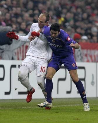 17.02.2010, Championsleague Achtelfinale Hinspiel, FC Bayern München - AC Florenz, in der Allianz-Arena München. Massimo Gobbi (Florenz) foult Arjen Robben (li, München). o0 ACF Fiorentina