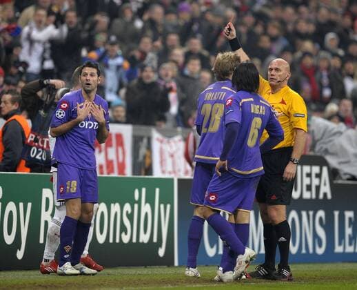 17.02.2010, Championsleague Achtelfinale Hinspiel, FC Bayern München - AC Florenz, in der Allianz-Arena München. Massimo Gobbi (li, Florenz) sieht von Schiedsrichter Tom Henning Ovrebo (re) die Rote Karte. o0 ACF Fiorentina