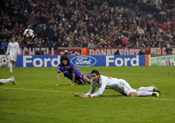 17.02.2010, Championsleague Achtelfinale Hinspiel, FC Bayern Muenchen (weiß) - AC Florenz ACF Fiorentina, in der Allianz-Arena München. Kopfballtor Miroslav Klose (re, Bayern München) zum 2:1. o0 Tor
