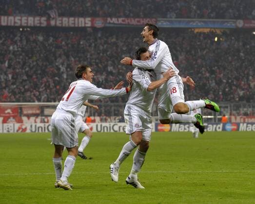 17.02.2010, Championsleague Achtelfinale Hinspiel, FC Bayern Muenchen (weiß) - AC Florenz ACF Fiorentina, in der Allianz-Arena München. Torjubel nach dem 2:1. v.l.Philipp Lahm (München), Ivica Olic (Bayern München) und Miroslav Klose (München). o0 Jubel Freude