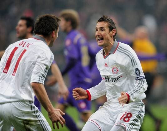 FUSSBALL International Champions League Hinspiel SAISON 2009 2010 FC Bayern Muenchen (weiß) - AC Florenz ACF Fiorentina 17.02.2010 JUBEL FCB; Torschuetze zum 2-1 Miroslav Klose (re) und Ivica Olic  o0 Jubel Freude