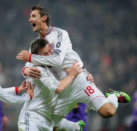 FUSSBALL International Champions League Hinspiel SAISON 2009 2010 FC Bayern Muenchen - AC Florenz (ACF Fiorentina) 17.02.2010 JUBEL FCB; Torschuetze zum 2-1 Miroslav Klose (re) umarmt von Ivica Olic  o0 Jubel Freude