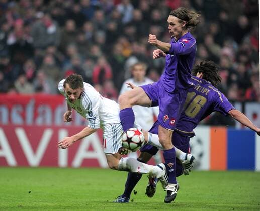 FUSSBALL International Champions League Hinspiel SAISON 2009 2010 FC Bayern Muenchen - AC Florenz (ACF Fiorentina) 17.02.2010 Ivica Olic (li, FCB) gegen Per Kroldrup (Florenz, Mitte) und Felipe (Florenz) 