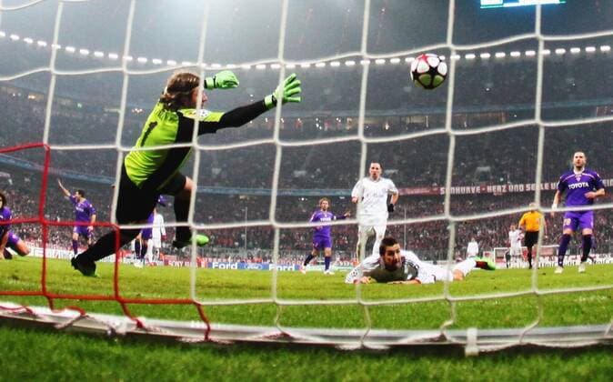 Miroslav Klose (Bayern, am Boden) Tor zum 2-1 gegen Torwart Sebastien Frey ---- FC Bayern Muenchen - AC Florenz (ACF Fiorentina) ( - ) FC Bayern Munich - ACF Fiorentina Fussball Champions League, Achtelfinale , Heimspiel, Muenchen, 17.02.2010 CL Saison 2009 2010 o0 Hintertor, Hintertorkamera, Hintertorperspektive