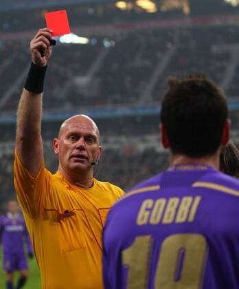 Massimo GOBBI, ACF Nr.19 bekommt die rote Karte von Schiedsrichter Tom Henning OVREBO FC Bayern Muenchen - AC Florenz (ACF Fiorentina) ( - ) FC Bayern Munich - ACF Fiorentina Fussball Champions League, Achtelfinale , Heimspiel, Muenchen, 17.02.2010 CL Saison 2009 2010