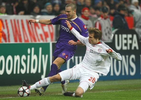 Holger Badstuber (FCB re) im Zweikampf um den Ball gegen Lorenzo De Silvestri ACF, FC Bayern Muenchen - AC Florenz (ACF Fiorentina) (2 - 1 ) FC Bayern Munich - ACF Fiorentina Fussball Champions League, Achtelfinale , Heimspiel, Muenchen, 17.02.2010 CL Saison 2009 2010