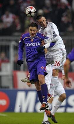 17.02.2010, Championsleague Achtelfinale Hinspiel, FC Bayern München - AC Florenz (ACF Fiorentina), in der Allianz-Arena München. Alberto Gilardino (li, Florenz) gegen Diego Contento (Bayern).