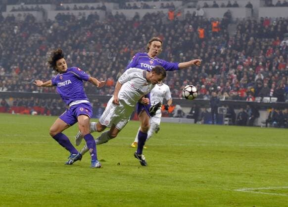 17.02.2010, Championsleague Achtelfinale Hinspiel, FC Bayern München - AC Florenz (ACF Fiorentina), in der Allianz-Arena München. Serie 1 5, Tor 2:1 : Ivica Olic (München) legt zum 2:1 vor auf Miroslav Klose (re, noch nicht im Bild, Bayern München)