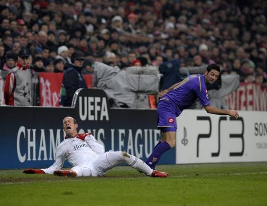17.02.2010, Championsleague Achtelfinale Hinspiel, FC Bayern München - AC Florenz (ACF Fiorentina), in der Allianz-Arena München. Massimo Gobbi (re, Florenz) foult Arjen Robben (li, München).