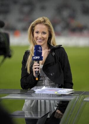 17.02.2010, Championsleague Achtelfinale Hinspiel, FC Bayern München - AC Florenz (ACF Fiorentina), in der Allianz-Arena München. SAT1-Moderatorin Andrea Kaiser lächelt in die Fernsehkamera an ihrem Moderatorenpult. o0 Journalist