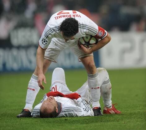 17.02.2010, Fussball, Saison 2009 2010, Champions League, Achtelfinale, FC Bayern München - AC Florenz (ACF Fiorentina) Saison 2009 2010, Mark van Bommel (Bayern München) kümmert sich nach dem Abpfiff um den völlig erschöpften Arjen Robben (Bayern München)