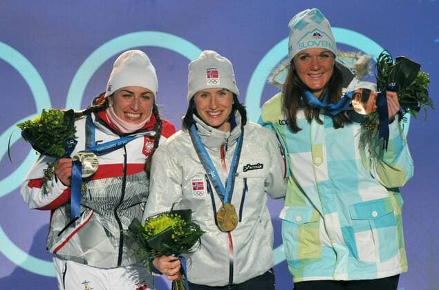 Gold medalist Norway s Marit Bjoergen (C), Silver medalist Poland s Justyna Kowalczyk (L) and Bronze medalist Slovenia s Petra Majdic (though injured) pose during the Cross-Country Skiing Ladies Individual Sprint Classic Finals victory ceremony during the 2010 Vancouver Winter Olympics in Whistler, Canada on February 17, 2010.  OLY20100217381 o0 Olympiasieg Sieg Siegerehrung Medaille Objekte Freude o00 Rippenbruch Lungenfellriss