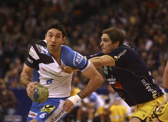 Blazenko LACKOVIC (HSV, li.) gegen Carlos PRIETO ( Rh Neckar Löwen ) - HSV Hamburg - Rhein Neckar Löwen 37 - 26