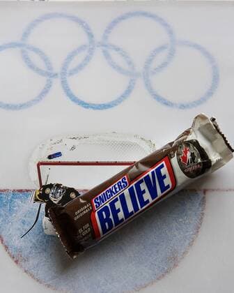 Bis zum Schokoriegel ist die Nation auf das Eishockey GOLD eingeschworen. o0 Objekte, Schokolade, Sponsor, Werbepartner, Werbung, Wirtschaft, Schriftzug