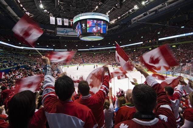 Vancouver Canada Hockey Place - Blick von der Tribüne, Übersicht, kanadische Fans schwenken Flaggen, Eishockey Vorrunde Gruppe A der Maenner Herren, am 18.02.2010. XXI. Olympische Winterspiele 2010, vom 12.02. - 28.02.2010 in Vancouver Kanada o0 Zuschauer Totale General Motors Place GM Sportstätte Halle Jubel Freude
