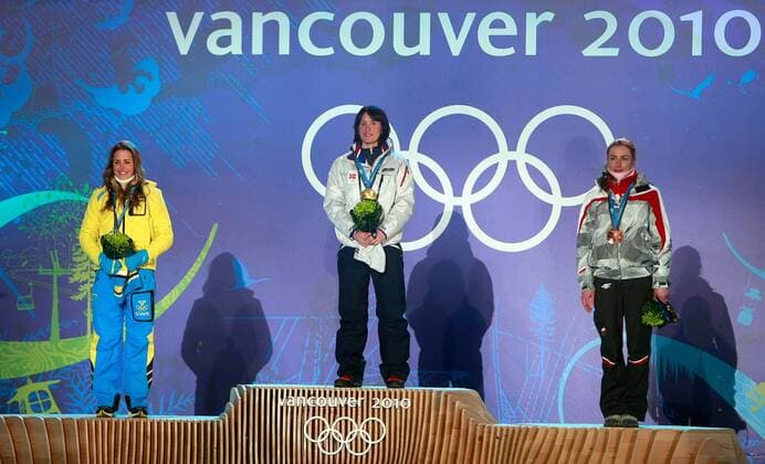 OLYMPIA - Olympische Winterspiele 2010 WHISTLER,KANADA,19.FEB.10 - DIVERS, OLYMPIA, SKI NORDISCH, LANGLAUFEN - Olympische Winterspiele Vancouver 2010, 15km Verfolgung der Damen, Siegerehrung, Medaillenvergabe. Bild zeigt v.li.: Anna Haag (SWE), Olympiasiegerin Marit Bjoergen (GER) und Justyna Kowalczyk (POLEN).  o0 Sieg, Olympiasieg, Jubel, Freude gold Silber bronze