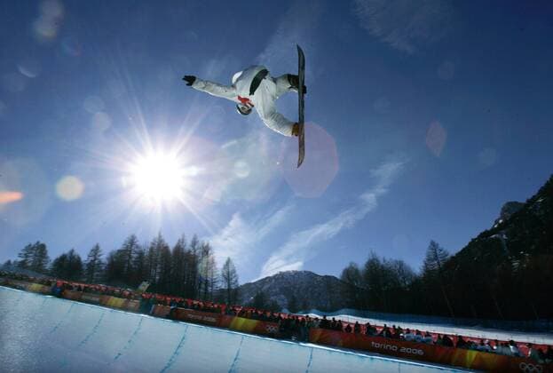 SHAUN WHITE (USA) - White kam mit eine Herzfehler zur Welt und wurde später zweifacher Olympiasieger in der Snowboard Halfpipe - - ZUMAs44 o0 Gegenlicht